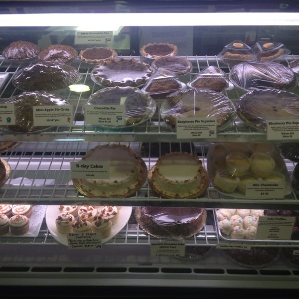 Foto tomada en Sweety Pies Bakery * Cakery * Cafe  por Michael L. el 5/24/2013
