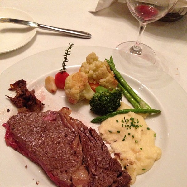 8/18/2013にTeddy D.がElbert&#39;s Steak Roomで撮った写真