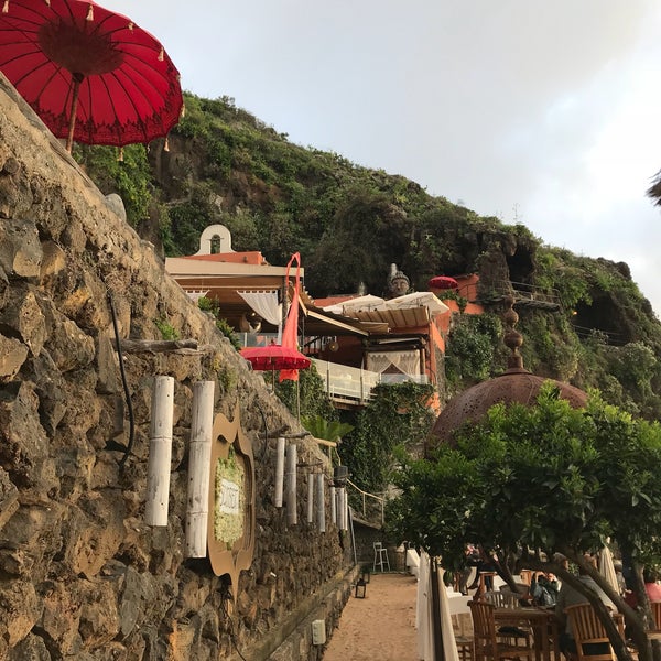 Es un sitio espectacular. Ideal para pasar la tarde en buena compañía tomando una copa de vino, una cerveza o un cóctel mientras disfrutas de unas espléndidas vistas y de un atardecer sin igual