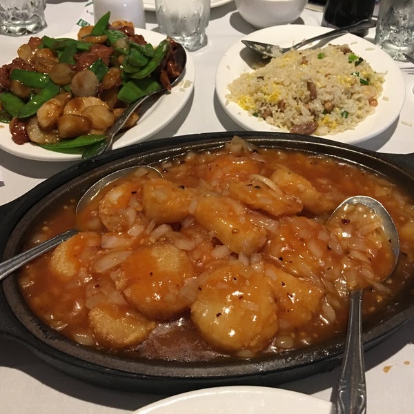 Снимок сделан в Yang Chow Restaurant пользователем Sanny D. 10/31/2016