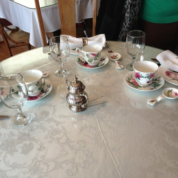 รูปภาพถ่ายที่ White Linen Tea House And Gifts โดย Tina M. เมื่อ 3/17/2013