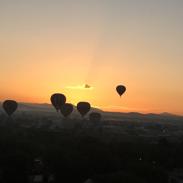 Excelente atención del personal, el vuelo te ofrece para admirar un buen amanecer en Teotihuacán!