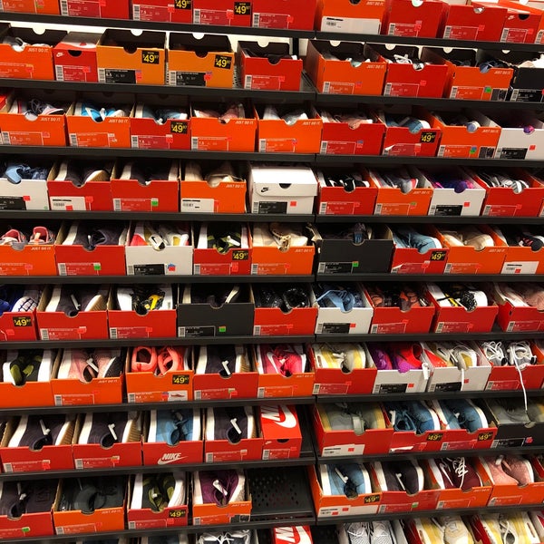 nike outlet niagara on the lake hours