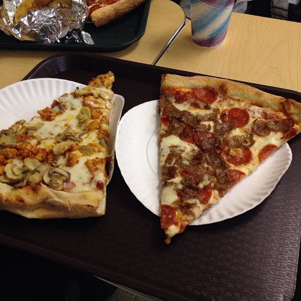 Foto scattata a Ray&#39;s Famous Original Pizza da Jocelyn K. il 5/23/2014