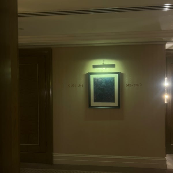Foto diambil di Habtoor Palace Dubai, LXR Hotels &amp; Resorts oleh A pada 6/29/2023