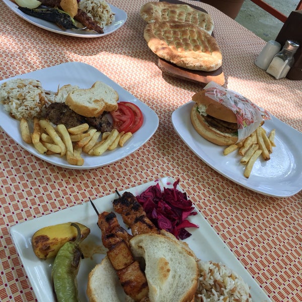 Das Foto wurde bei Anadolu Köyü Restaurant von Merve A. am 8/26/2018 aufgenommen
