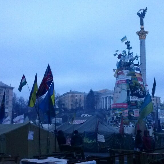 Das Foto wurde bei ІТ Намет на Євромайдані von Ilona-Daniella R. am 1/7/2014 aufgenommen