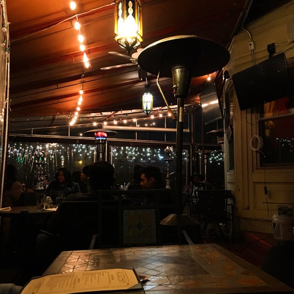 Foto tirada no(a) Aloosh Hookah Bar Restaurant por &#39;LazBoy ✔ (Mahmut Celal) em 11/21/2015