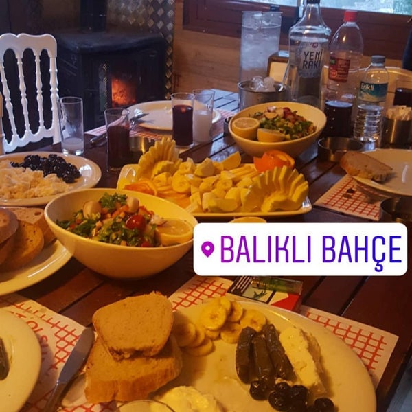 รูปภาพถ่ายที่ Balıklı Bahçe Et ve Balık Restoranı โดย Erdi L. เมื่อ 1/21/2018