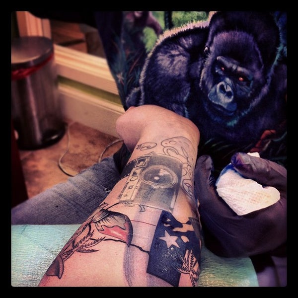 Foto diambil di Oddity Tattoo Studio &amp; Gallery oleh WetHarris pada 9/29/2012