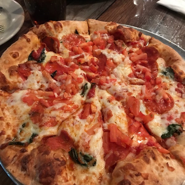 2/25/2018にTrebor B.がAngelo&#39;s Pizza &amp; Pastaで撮った写真