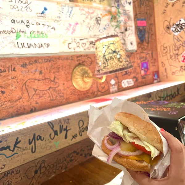 รูปภาพถ่ายที่ Burger Joint โดย L เมื่อ 6/17/2023