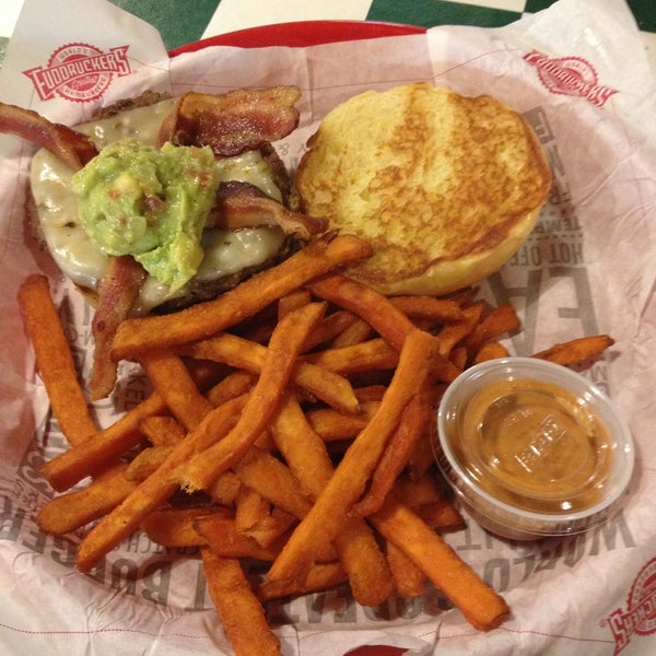 Photo taken at Fuddruckers by Moua L. on 5/5/2013