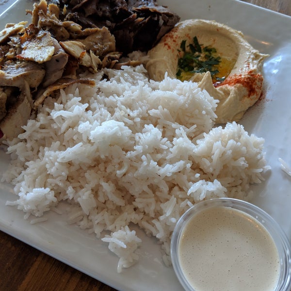 Foto diambil di Sunnin Lebanese Cuisine oleh Ryan pada 4/16/2019