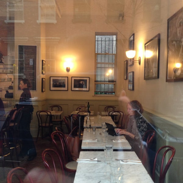 4/11/2013 tarihinde Pedro P.ziyaretçi tarafından Cafe Minerva'de çekilen fotoğraf