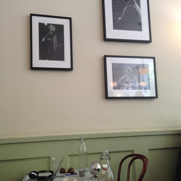 5/13/2013 tarihinde Pedro P.ziyaretçi tarafından Cafe Minerva'de çekilen fotoğraf