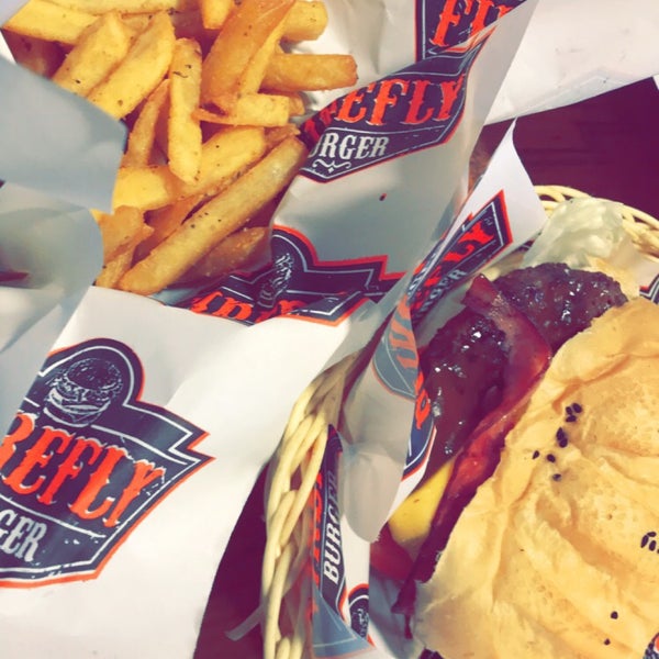 Foto tomada en Firefly Burger  por Mohammad A. el 4/8/2018