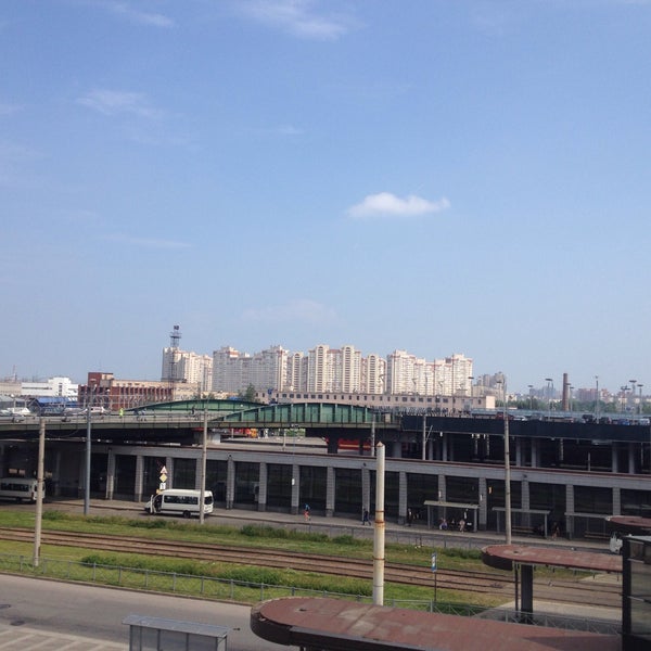 Заневский каскад 3. Парковка на ладожской заневский каскад. Ладожский вокзал заневский каскад. Каскад парковка. Заневский каскад упала девушка.