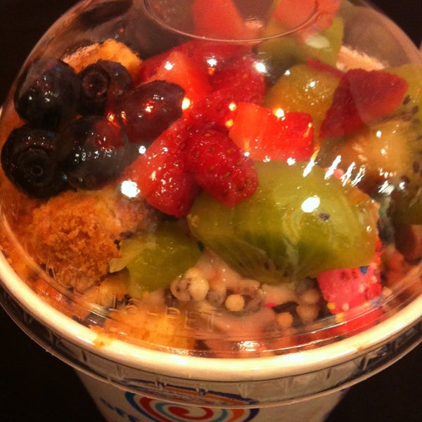 Photo taken at Off The Wall Frozen Yogurt by Mei L. on 4/4/2013