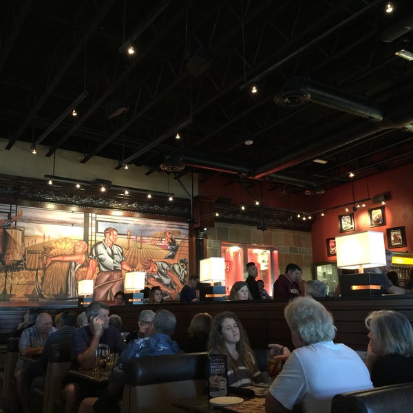 Photo taken at BJ&#39;s Restaurant &amp; Brewhouse by Nykie S. on 3/25/2016