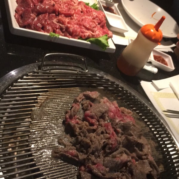 Foto scattata a Manna Korean BBQ da Lou il 8/13/2016