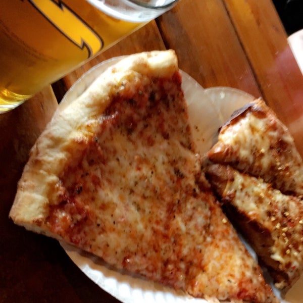 Снимок сделан в Hoboken Pizza &amp; Beer Joint пользователем Lou 7/2/2016