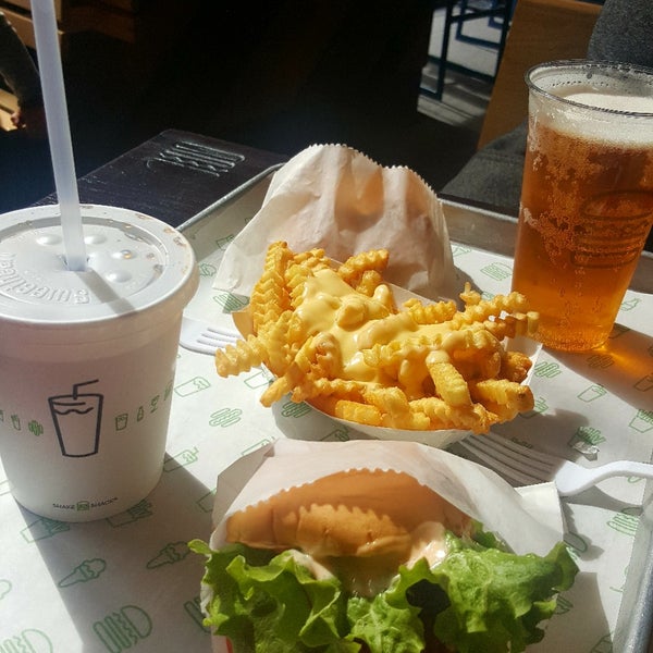 Photo taken at Shake Shack by Charly on 4/3/2018