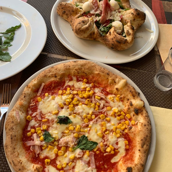 Campania ростов на дону меню. Пицца парма карачаевск. Пицца калабрезе состав. Кампания пицца. Пицца на фоне неаполя.