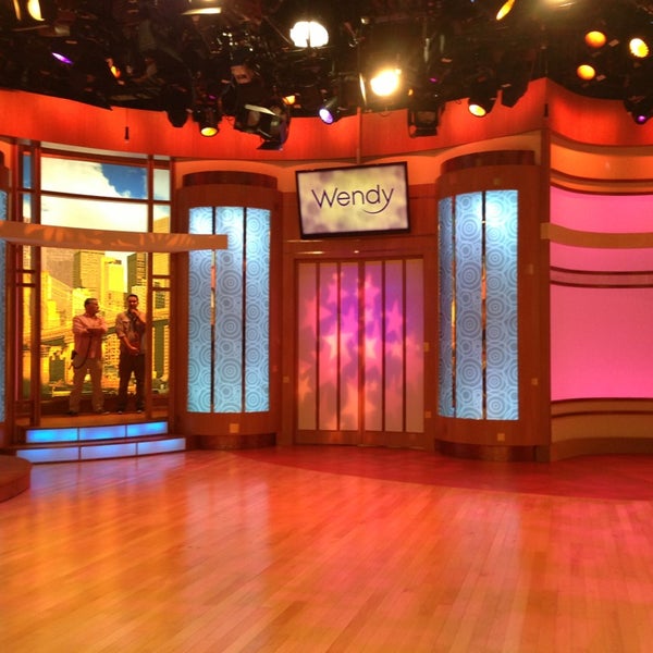 Das Foto wurde bei The Wendy Williams Show von Lindsay G. am 5/16/2013 aufgenommen