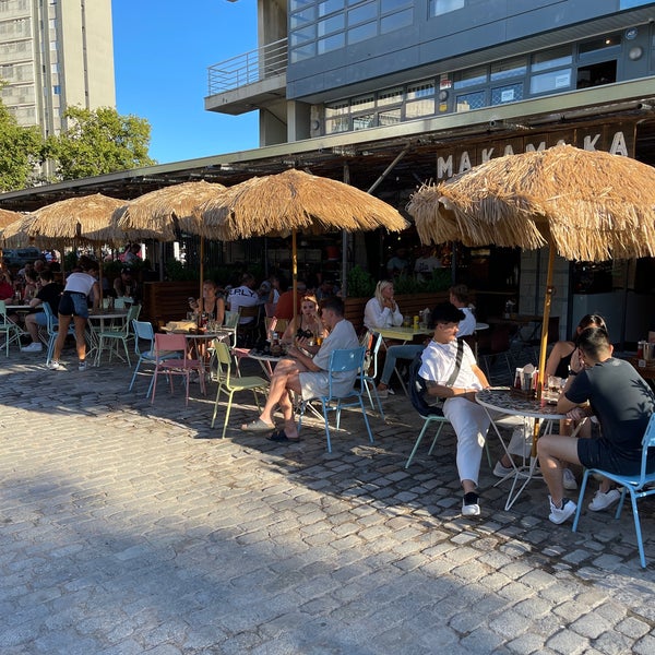 Foto diambil di Makamaka Beach Burger Café oleh R8 pada 8/19/2022