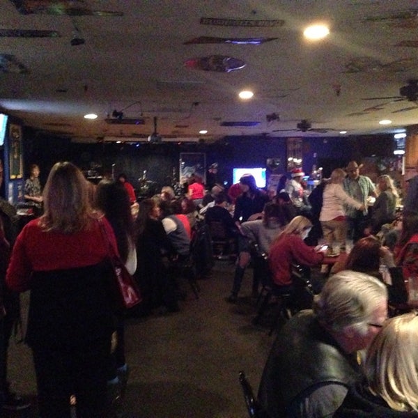 รูปภาพถ่ายที่ Elk Grove Sports Bar &amp; Grill (The Sporty) โดย Nina K. เมื่อ 12/19/2013