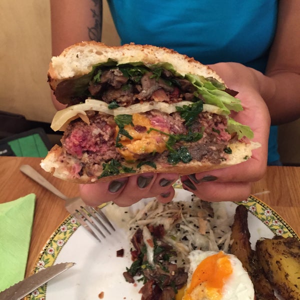 7/22/2015 tarihinde Cosmin C.ziyaretçi tarafından Rachel - Bagels &amp; Burgers'de çekilen fotoğraf