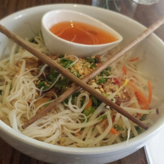9/18/2014 tarihinde Marcus S.ziyaretçi tarafından Wild Ginger Pan-Asian Vegan Cafe'de çekilen fotoğraf