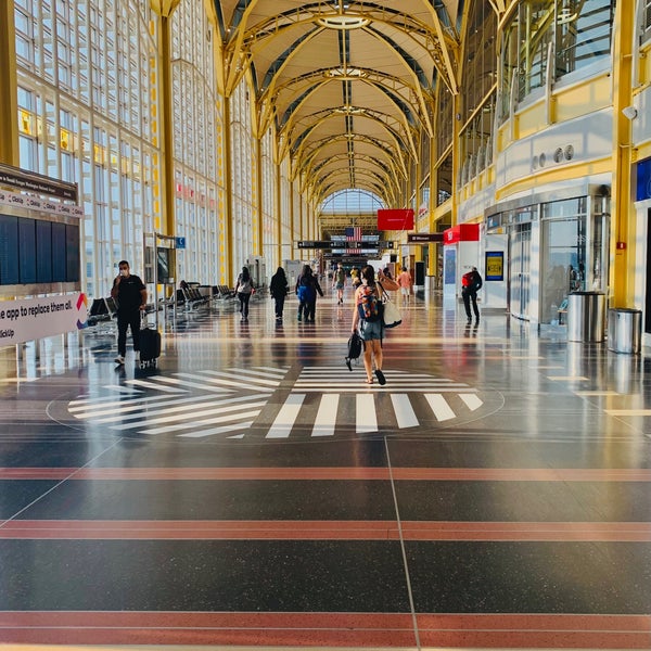 Foto tirada no(a) Ronald Reagan Washington National Airport (DCA) por 🦅 em 7/6/2021