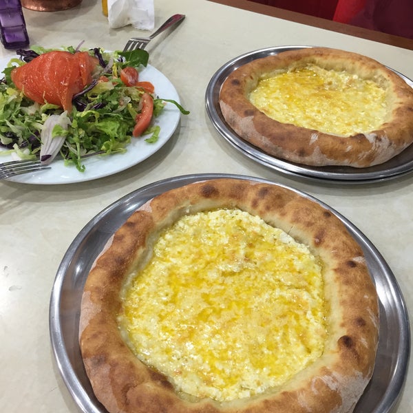 Foto tirada no(a) Dilan Pide Restaurant por Cengiz em 2/7/2015