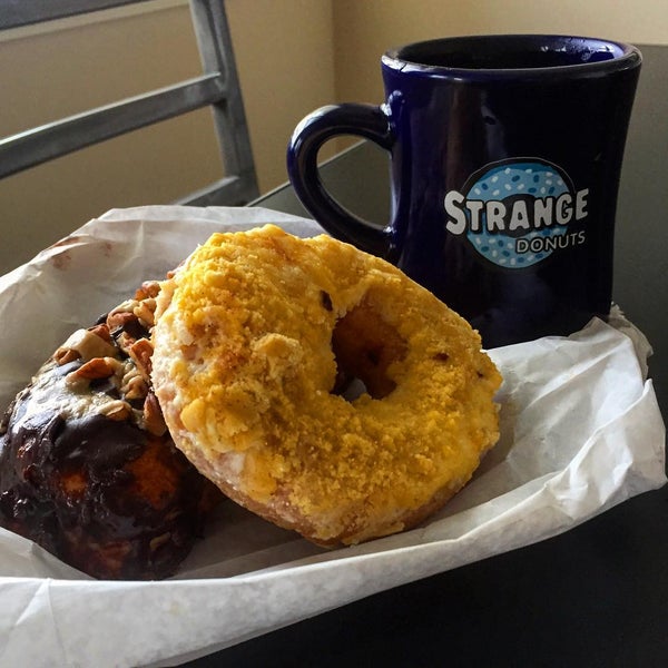 7/8/2015 tarihinde Maggie C P.ziyaretçi tarafından Strange Donuts'de çekilen fotoğraf