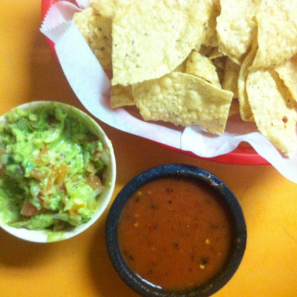 5/19/2013 tarihinde Maggie C P.ziyaretçi tarafından La Mexicana Bakery'de çekilen fotoğraf