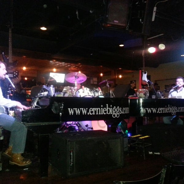 Photo taken at Ernie Biggs Chicago Style Dueling Piano Bar by Lexi P. on 5/18/2014