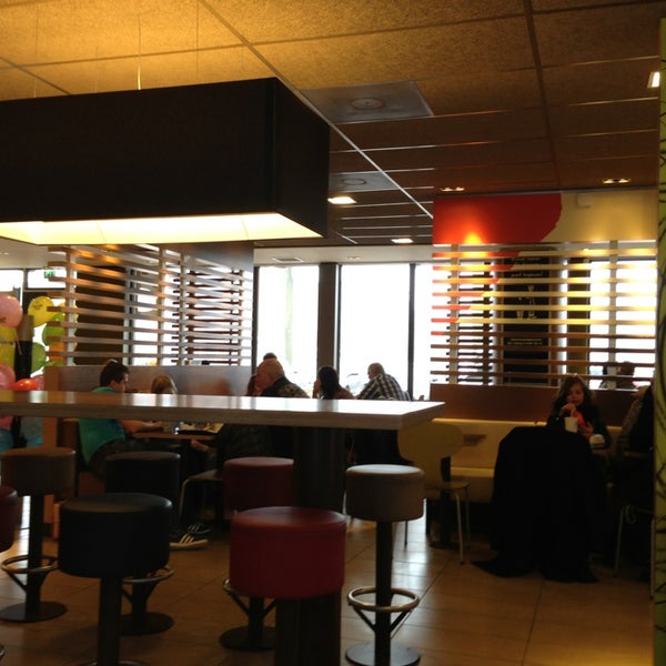 รูปภาพถ่ายที่ McDonald&#39;s โดย Websel เมื่อ 2/15/2013