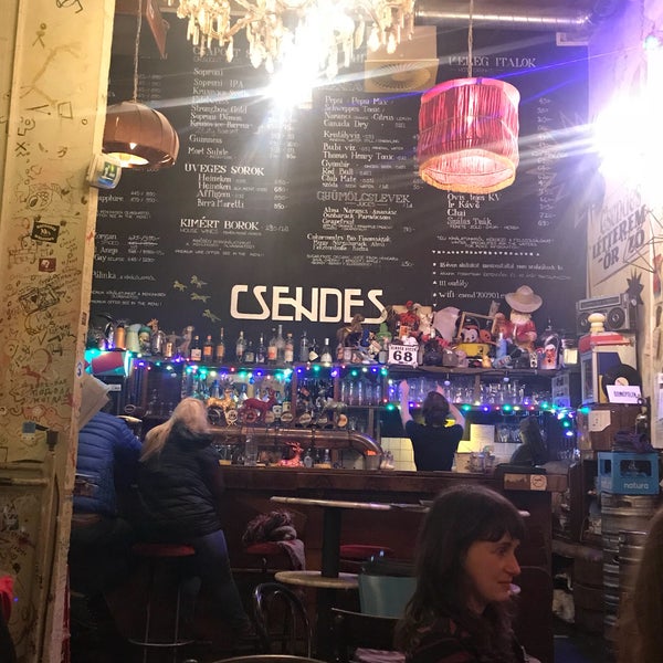 Das Foto wurde bei Csendes Vintage Bar &amp; Cafe von Ozgur Y. am 12/22/2018 aufgenommen