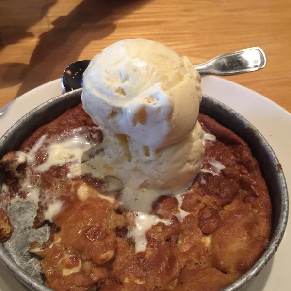 Photo taken at BJ&#39;s Restaurant &amp; Brewhouse by David T. on 9/8/2015