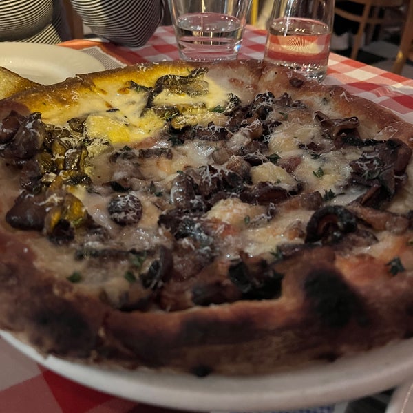 Foto diambil di Pizzeria Mozza oleh Megan W. pada 12/27/2021
