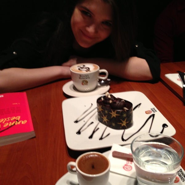 Das Foto wurde bei Douwe Egberts Coffee &amp; Restaurant von 👸Asiye👸 K. am 3/21/2013 aufgenommen