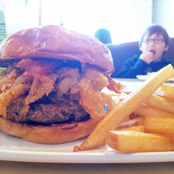 รูปภาพถ่ายที่ Crave Real Burgers โดย Elle M. เมื่อ 3/13/2013