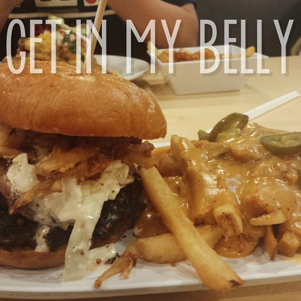 รูปภาพถ่ายที่ Crave Real Burgers โดย Elle M. เมื่อ 3/1/2015