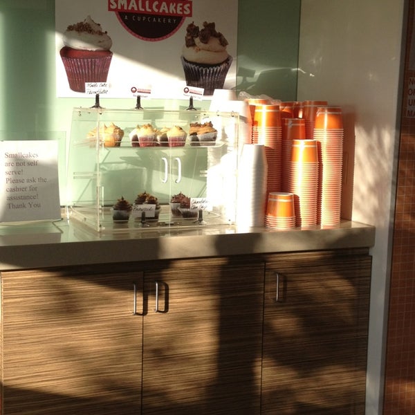 3/9/2013 tarihinde Martamique A.ziyaretçi tarafından Smallcakes Cupcakery - Raleigh'de çekilen fotoğraf
