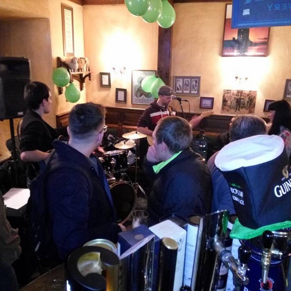 รูปภาพถ่ายที่ Shamrock Irish Pub โดย Kristina เมื่อ 3/17/2016