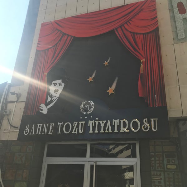 Foto tomada en Sahne Tozu Tiyatrosu Haldun DORMEN Sahnesi  por Esra el 11/3/2019