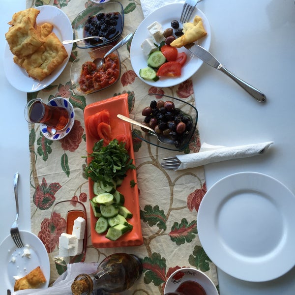 รูปภาพถ่ายที่ Mum&#39;s Cook/Anne Yemekleri โดย Yeşim S. เมื่อ 11/6/2015