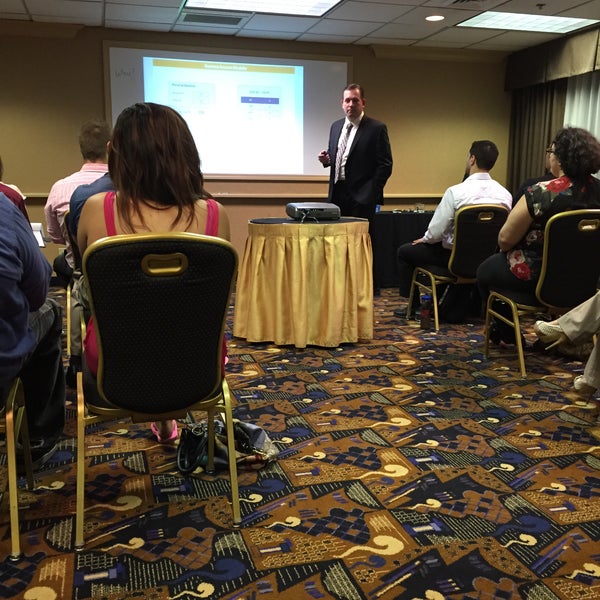 картинки для вебинаров. люди в офисе переговоры. люди за столом в офисе. комната переговоров с людьми. Webex meeting.